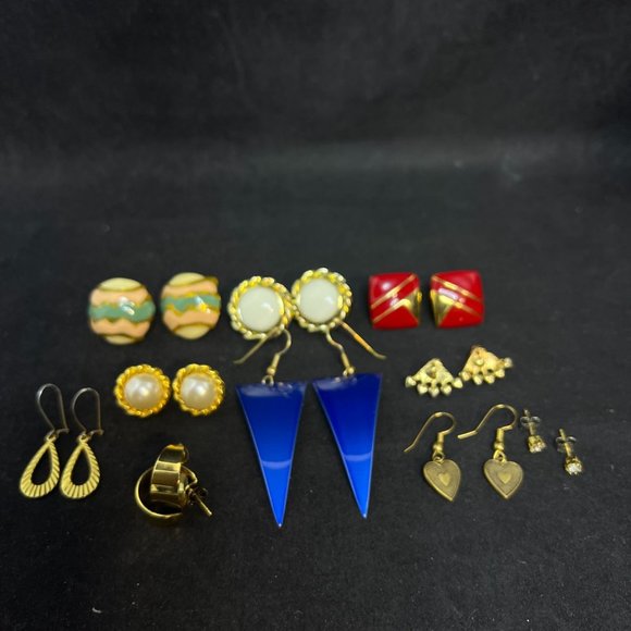 Lot of 10 Gold Tone Pierced Earrings (4168) - Picture 1 of 4